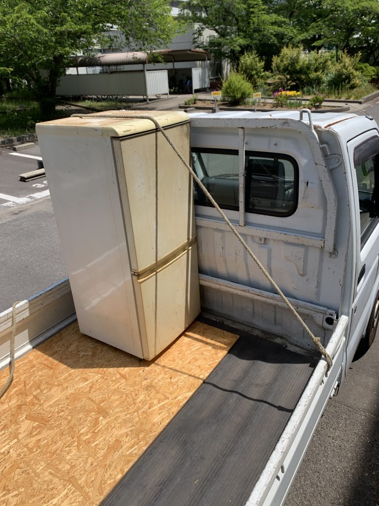 高松市屋島西町にて商品入れ替えによる商品入れ替えによる冷蔵庫の処分依頼をいただきました。
