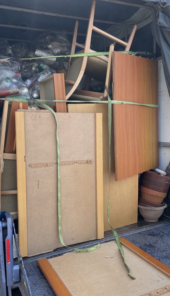 飯田町にて引っ越しに伴う不用品回収です。