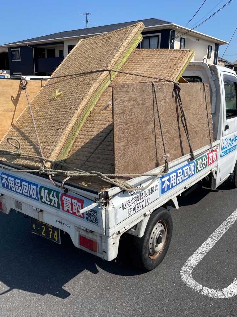 三谷町で、畳・布団類などの不用品を回収しました。