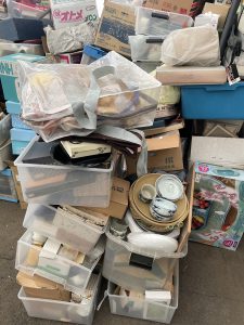 食器・贈答品・雑貨などをまとめて回収です。