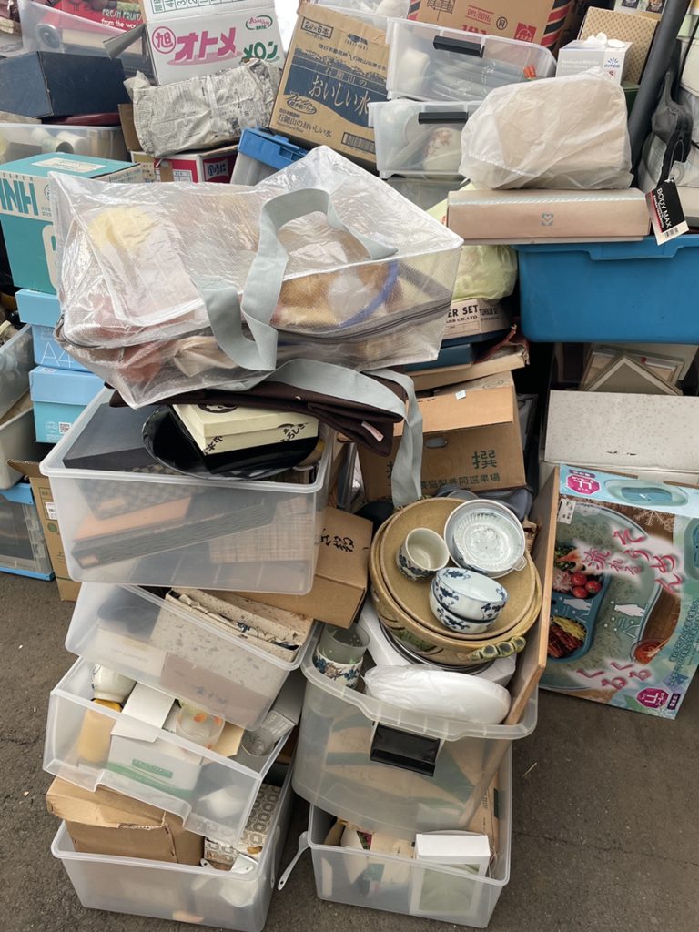 食器・贈答品・雑貨などをまとめて回収です。