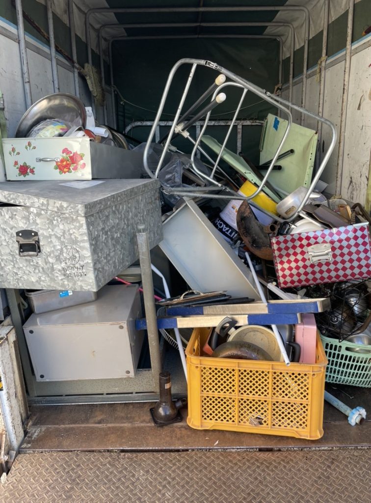 福岡町で物置内の鉄くず・金属製品を回収しました。