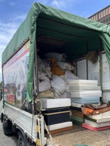 亀田町にて布団、座布団、雑貨の不用品回収です。