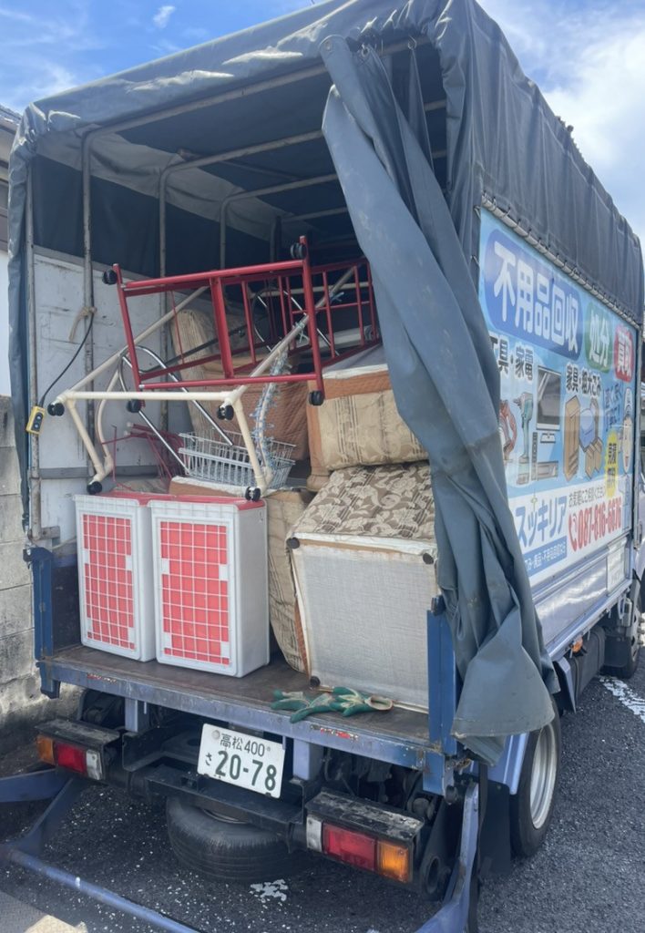 高松市一宮町で二部屋分の不用品回収です。