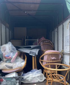 岡本町で二部屋分の不用品を一括回収です。