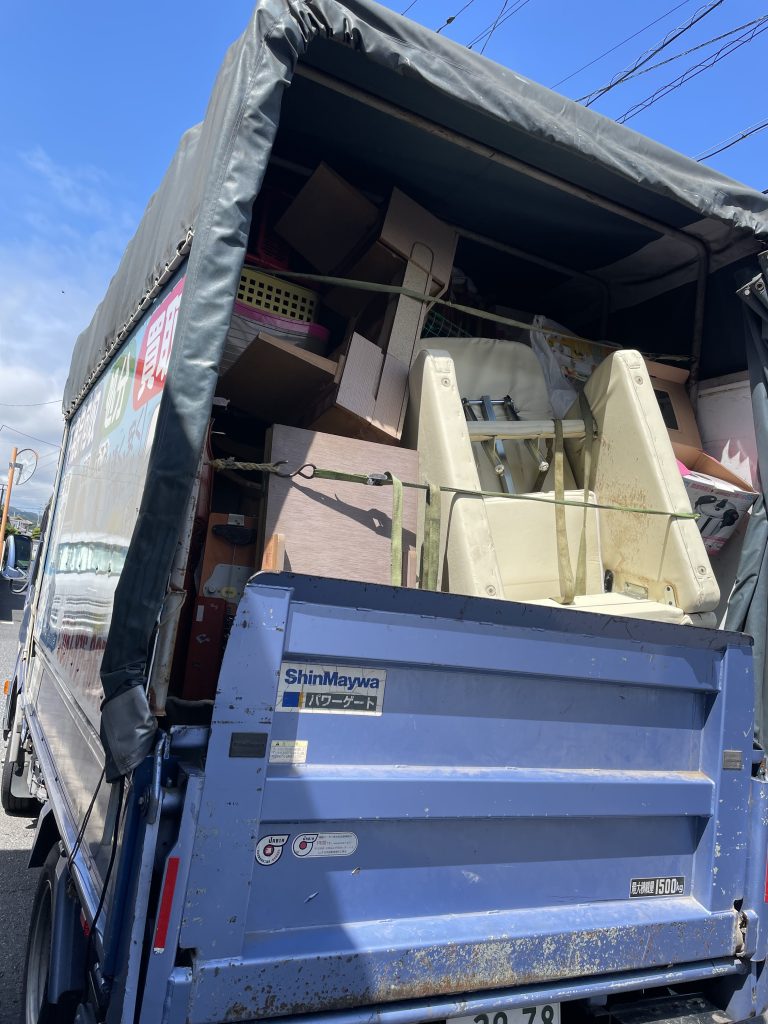 高松市円座町で大規模不用品回収、2トン車6台分！