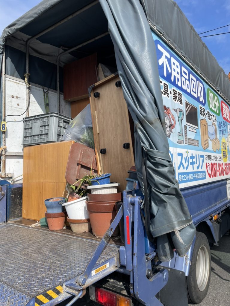 高松市飯田町で物置の中の不用品回収です。