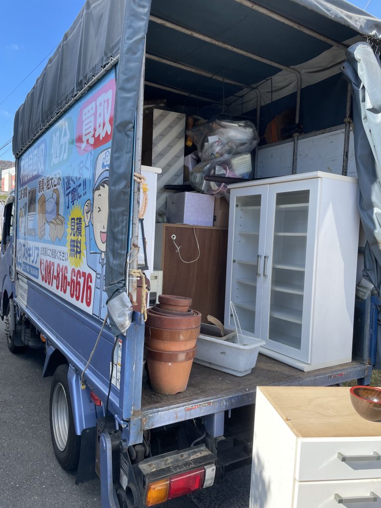 高松市昭和町で2トン2車分の不用品回収です!