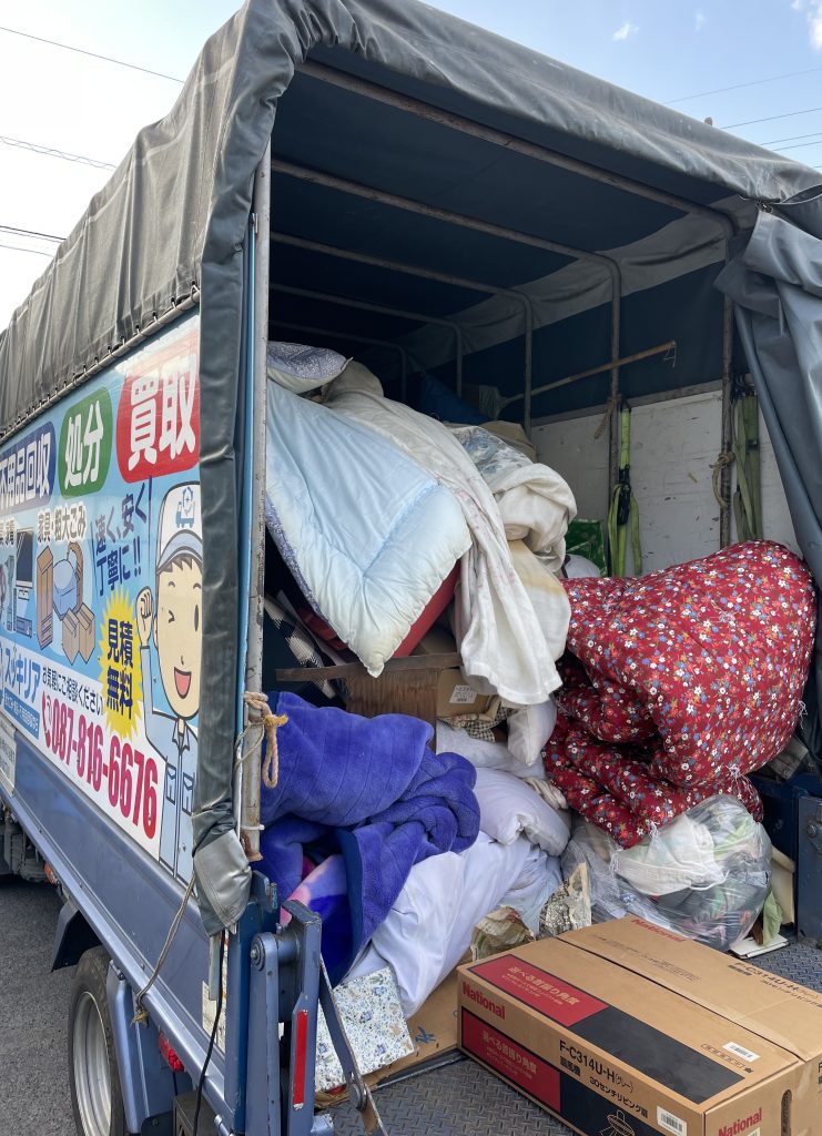 高松市寺井町にて2トン1車分の不用品回収です！